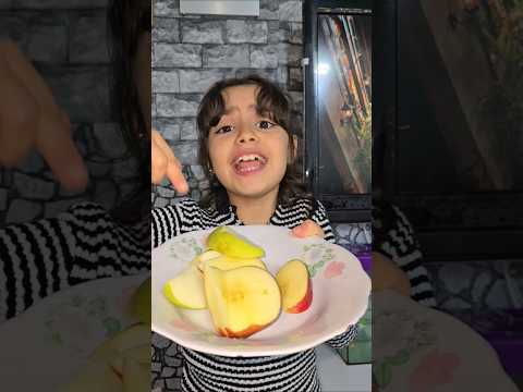 وش تغديت |دجاجه |قطه كيوت |وش تغديت ⁉️تفااح😅🤪❌️‼️#shorts