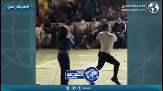 مغنية تضرب رجل امام الحضور