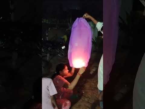 आसमान में उड़ने वाला पटाखा उड़ाया 🪂 a firecracker flying in the sky #patakhewalidiwali #patakhe