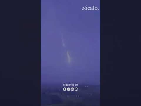 Un rayo impacta sobre la Torre Eiffel durante las fuertes tormentas en Francia