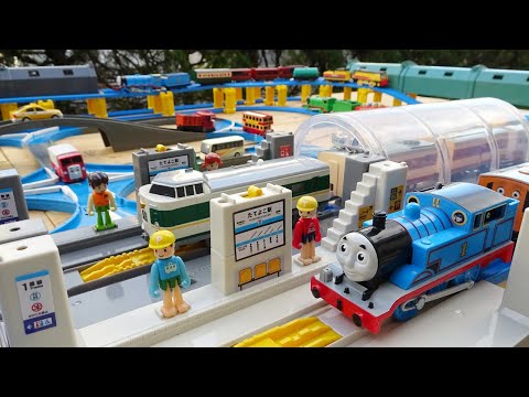 Plarail Thomas☆Motor Tomica & Automatic Departure Station and Elevated Tunnel Course