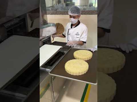 This Lying Position Is So Comfortable  #Satisfying #Mooncake