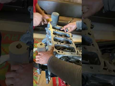 Engine Overhaul/Rebuild. Workshop no. 03262274427 #car #automobile #civic #mechanic #engine #reborn