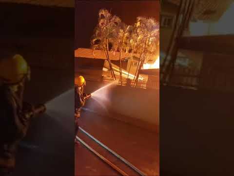 Cuerpo de Bomberos trabajan arduamente para controlar incendio en el Hospital de Roatán