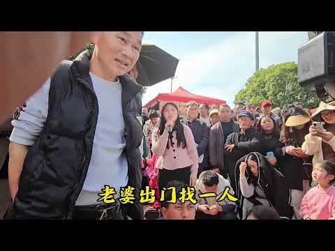 Singers sing and respond very happily on the streets