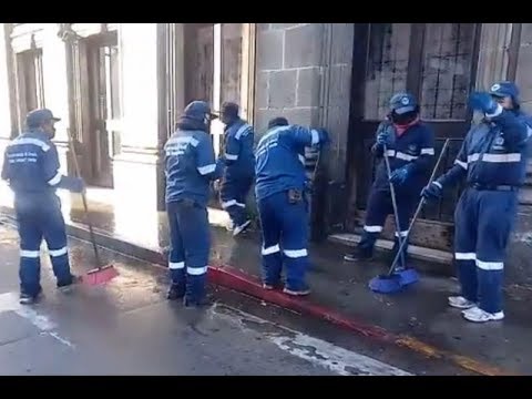 Realizan limpieza con cloro en el centro histórico de Quetzaltenango