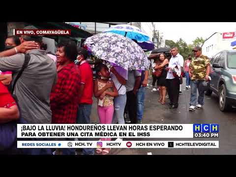 ¡Bajo la lluvia! Hondureños esperan una cita en el IHSS