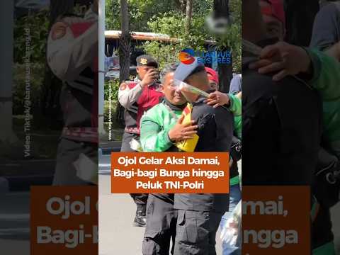 Ojol Gelar Aksi Damai, Bagi bagi Bunga hingga Peluk TNI-Polri #ojol #damai #tni #polri #shorts