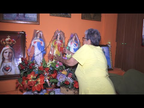 Familias tradicionalistas rezan el novenario a la Virgen María