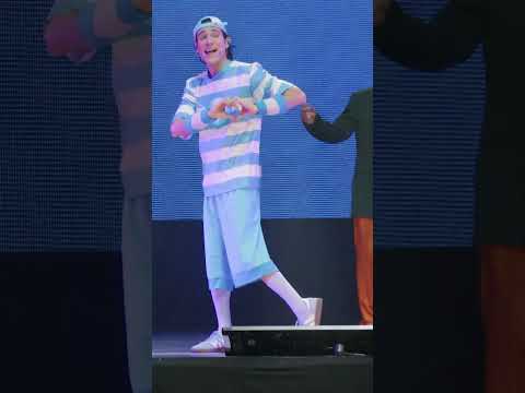 Quem tem um amigo como o Pedro 💛Cheio de energia ⚽✨E a Clarinha, sempre pronta pra brincar 🐼🎶