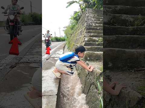 A Stranger Helped This Schoolboy to Cross the Flood! ❤️ #shorts #shortsfeed