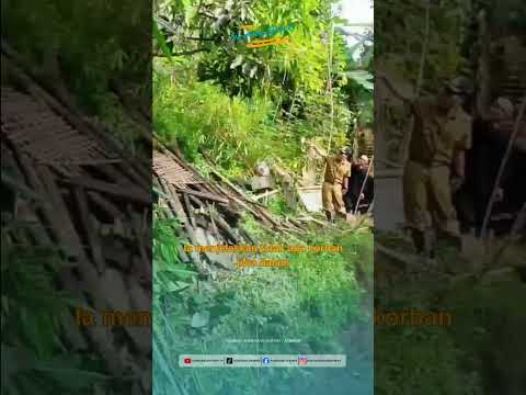Intensitas Hujan Tinggi, Tembok Penahan Tanah Longsor dan Timpa Rumah Warga