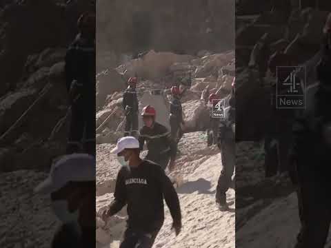 Rescuers and Journalists run to safety after tremor in Imi N'Tala