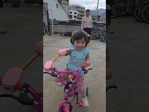 Niña reacciona a su nueva prótesis para poder manejar su bicicleta