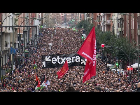 Miles de personas piden en Bilbao que las instituciones faciliten el regreso a casa de presos