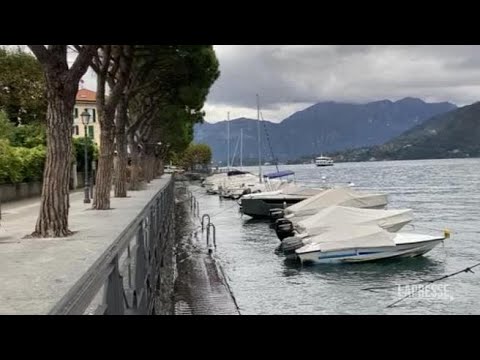 Maltempo a Como, il livello del lago è molto alto: l’acqua lambisce le passerelle