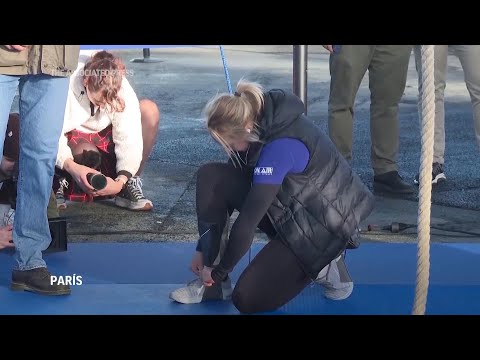 Una atleta escala la Torre Eiffel con una cuerda y bate récords