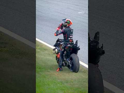 Bez sends a kiss to Rossi after the race 😘 | 2025 Austrian GP