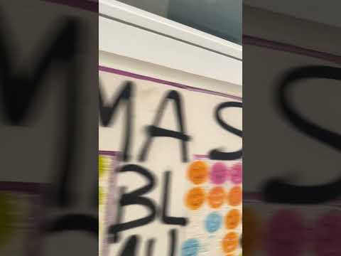 „Punkt Punkt Komma Strich“ als Graffiti: Mondgesicht an die Wand gesprayed! 🎨🌙 | YouTube Short