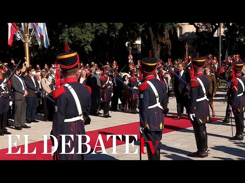 El presidente de Chile realiza una ofrenda floral al general San Martín en Buenos Aires