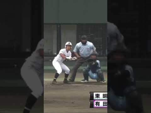 Un jugador de secundaria en Japón cambia de lado del plato después de cada lanzamiento.
