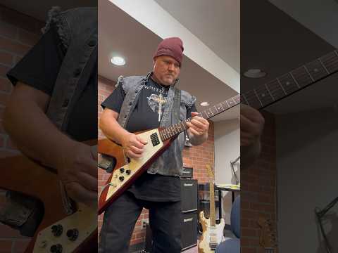 Noodling on my Gibson Flying V #shredding #guitar #solo