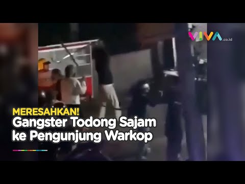 Mencekam! Gangster Pakai Celurit dan Pedang Serang Warung Kopi di Bekasi