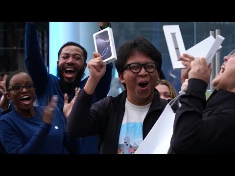 Clientes de Apple muestran su emoción durante la salida al mercado de los iPhone 16 | AFP