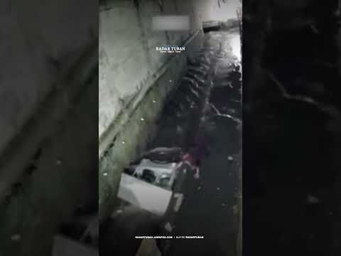 Pasrah! Gerobak PKL di Jagakarsa Hanyut Terseret Arus Selokan Usai Hujan Deras