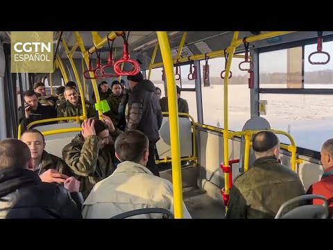 Regresan 195 soldados rusos de territorio controlado por Ucrania luego de varias conversaciones