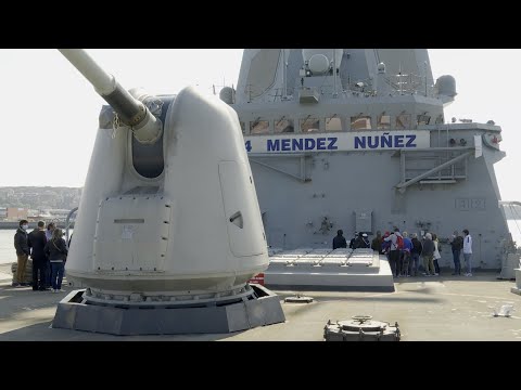 Cientos de personas visitan la fragata 'Méndez Núñez' en el puerto de Getxo (Bizkaia)
