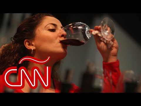 ¿Por qué la mujer bebe Por el corazón partido en primer lugar, según investigaciones