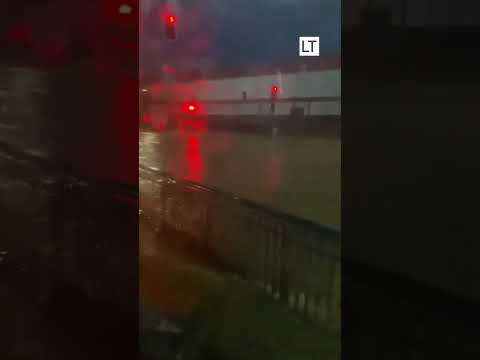 Sistema frontal deja calles inundadas y autos atrapados en la Vega Monumental de Concepción
