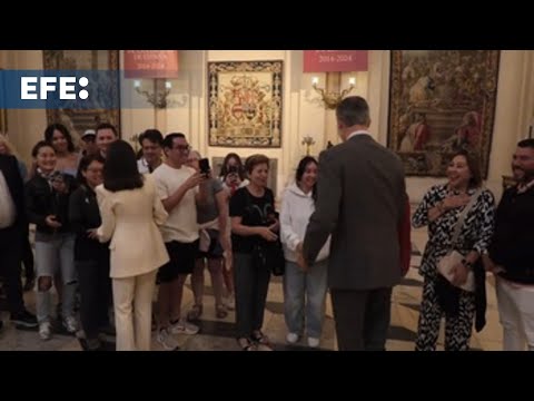 Los reyes sorprenden a los turistas del Palacio Real tras inaugurar una exposición de fotos