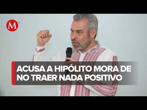 Inexplicablemente sonriente Alfredo Ramírez responsabiliza a Hipólito Mora de lo sucedido