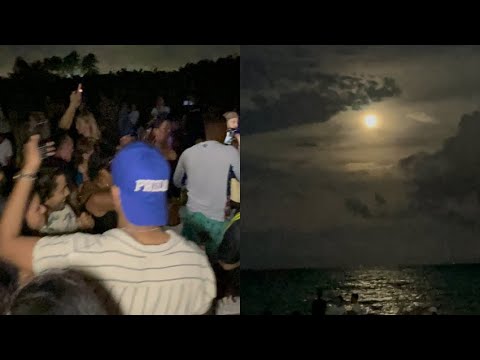Residentes en Miami se van a la playa a esperar el eclipse de luna a ritmo de tambores