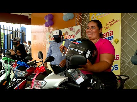 Lotería Nacional entrega motocicletas Scooter a ganadores de La Raspadita