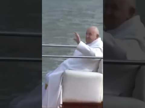 Francisco cambia el papamóvil por este tradicional barco de Venecia