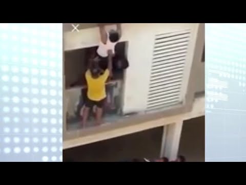 Vecinos rescatan a bebé que colgaba del techo