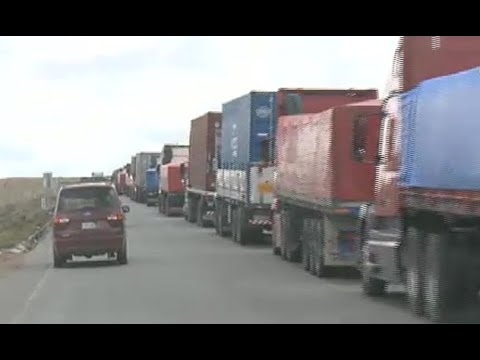 Transportistas continúan con problemas en la frontera con Chile