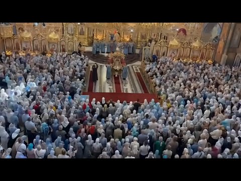 Тысячи людей поют Отче наш в Почаеве