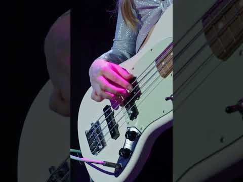 Une jeune femme sexy joue de la guitare basse - Un doigté extraordinaire qu'en pensez vous #guitare