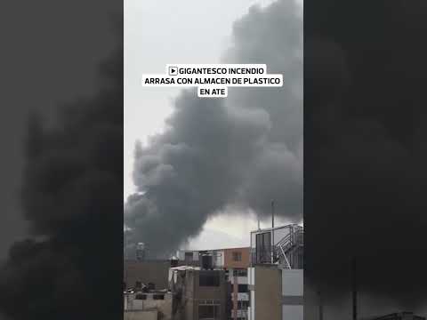 Incendio en Ate hoy: 15 unidades de bomberos combaten emergencia