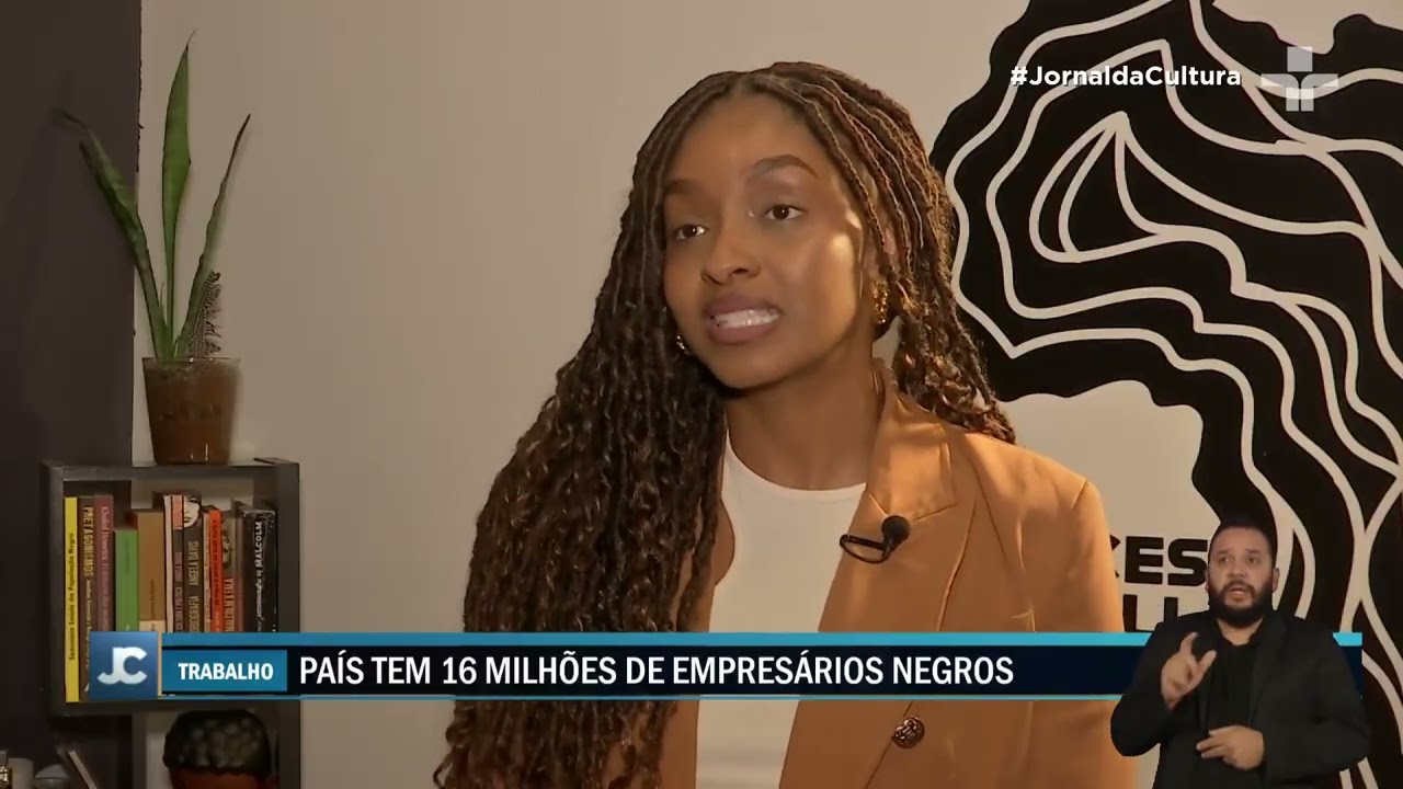 Mulheres negras têm mais escolaridade mas faturam menos que homens brancos