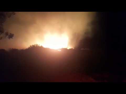 Arde una finca en Pocito y 3 dotaciones de bomberos trabajan para extinguir las llamas (PARTE 1)