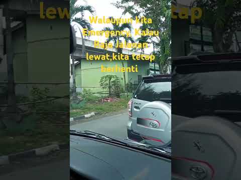 Walaupun kita emergency,kalau kereta Api lewat,kita tetap berhenti.. #rajajalanan