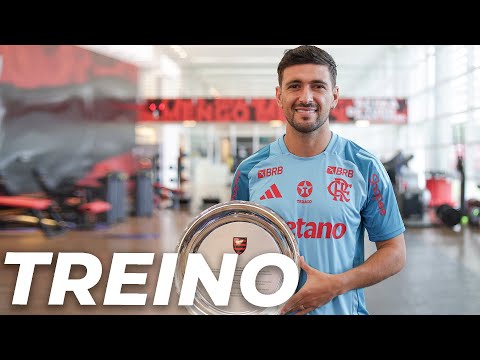 EM DIA DE HOMENAGENS, FLAMENGO TREINA FIRME E MANTÉM O FOCO NO BRASILEIRÃO