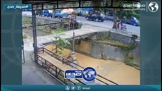 فتاة تسقط بدراجتها داخل نهر