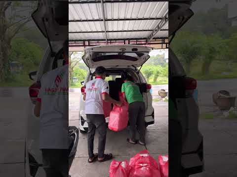 Bagi-bagi nasi kotak buat berbuka puasa