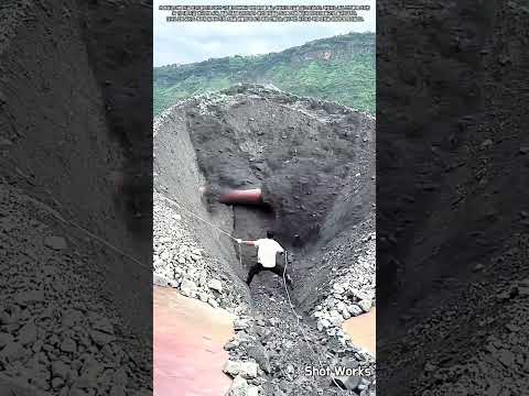 건설 현장 자갈 배출 시스템의 막힘 해결 및 원활화 작업 #worker #process #construction #gravel #maintenance